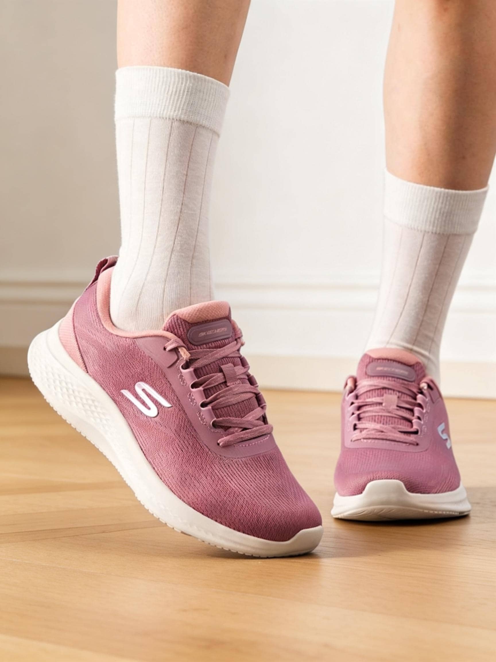 Skechers 斯凯奇轻盈PRO 2.0跑步鞋,女士轻便缓震运动鞋,耐穿舒适低帮休闲运动鞋,适合日常户外跑步,150620 - 茱萸粉 - 查看 1