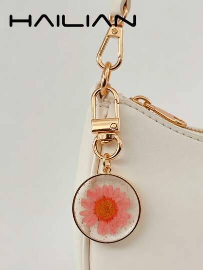 HAILIAN This Is A Resin Bag Charm Made Of Alloy Material, Featuring Natural Flower Designs. It's A Sparkling, Transparent Keychain, And Also Makes A Lovely Little Gift For Family And Friends During The Holidays.