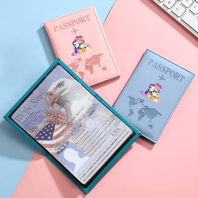 MY LITTLE PONY 1个卡通护照套 - PU材质证件保护套及多功能卡包，多种颜色可选，是国际旅行便携收纳的理想之选。必备旅行配件，可爱设计，趣味十足，经久耐用，可收纳多张卡片，适合经常旅行的人士，动漫主题。