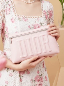 Dior 浅粉色化妆包，带有压纹标志、银色拉链和刺绣星星内衬 - 淺粉色 - 查看 1