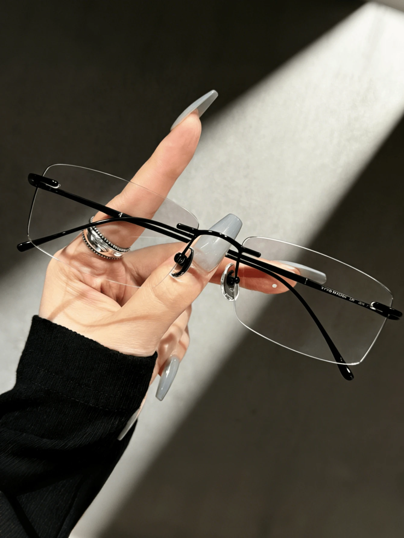 1副超轻无框无度数眼镜，时尚高清树脂超强韧镜片，平面镜片，适合通勤、办公、娱乐和日常佩戴，可作手机配件和礼品。 - 銀色眼鏡架無框 - 查看 1