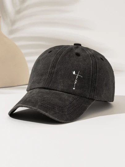 1顶时尚简约水洗棒球帽，饰有“蝴蝶十字”印花图案，是馈赠亲朋好友的高品质礼物，适合所有季节和户外运动，轻便易携。