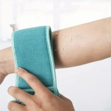 1 khăn tắm kiêm bàn chải tẩy tế bào chết hai mặt, có thể chà lưng mà không cần dụng cụ hỗ trợ. - A - Xem 6