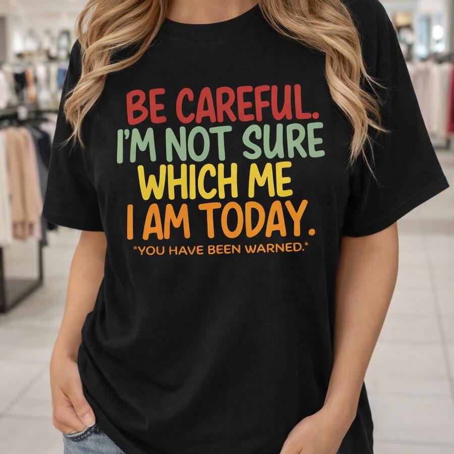Camiseta de algodón para mujer, estilo casual. Camiseta gráfica con la frase "Be Careful I'm Not Sure Which Me I Am Today". Ideal para uso diario, regalos de cumpleaños, regalos de Navidad, regalos de Halloween o como camiseta conmemorativa para amigos o seres queridos. También es adecuada como camiseta tipo pullover. Entrega rápida. - Negro - Ver 1