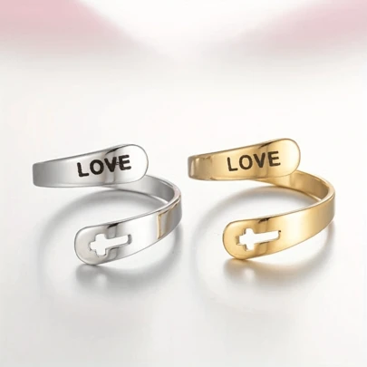 1枚复古金色不锈钢“LOVE”字母戒指 - 可调节开口戒指。男女皆宜，适合日常佩戴和度假时佩戴。
