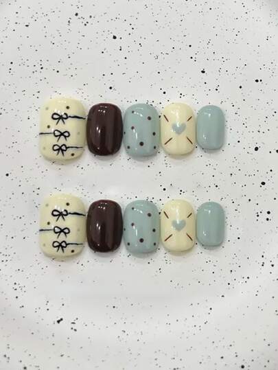 10片纯手工制作的短方形美甲贴片，棕色、乳白色和蓝色可选，带蝴蝶结和圆点图案，可爱时尚，Y2K风格，柔和闪光，适合女性和女孩，春夏秋冬，节日和日常使用。