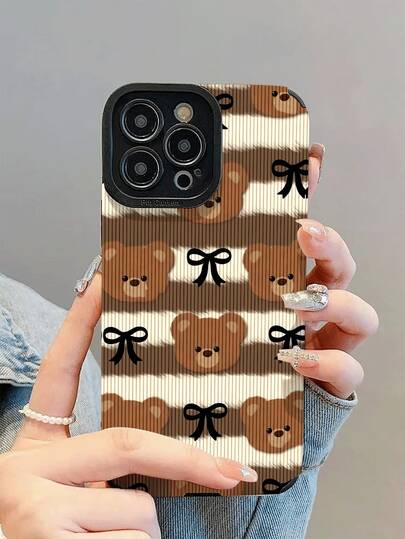 1个新款时尚优雅条纹蝴蝶结小熊图案毛绒手机壳，防震皮革材质，日常必备保护，送礼佳品，兼容 17/17Air/17Pro/17ProMax/ 16/16Plus/16Pro/16ProMax/ 15/15Plus/15Pro/15ProMax/ 14/14Plus/14Pro/14ProMax/ 13/13Pro/13ProMax/ 12/12Pro/12ProMax/ 11/ 11Pro/11ProMax