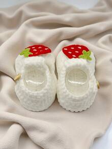 1 par de sandalias de bebé hechas a mano a ganchillo, blancas con decoración de fresa, botitas suaves tejidas con botón - Blanco - Ver 7