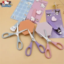 SANRIO 1 把肉桂卷造型不锈钢剪刀 - 可爱多功能手工布料剪刀，由 Coolomi 和 Yuguigou 设计，适用于办公室缝纫、易用美术用品、生日礼物、情人节礼物、婚礼礼物、旅行配件 - 卡通 - 查看 4