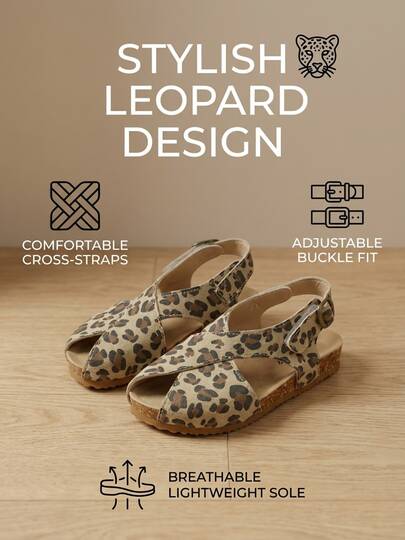 Nuevo producto que se vende bien. Sandalias infantiles de suela de madera blanda con estampado de leopardo y tiras cruzadas para niños de 3 a 12 años. Lona color caqui claro + patrón clásico de estampado de leopardo. Tiras cruzadas con hebilla de metal. Parte trasera atada con cabeza semi cubierta. Estilo casual retro americano. Versátil para uso diario. ¡Sandalias de primavera/verano!