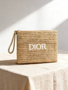 Dior Túi cói thêu logo mới của Materiel. Một chiếc túi đựng mỹ phẩm tinh tế. Thời trang Xuân Hè 2026 mới. Vật dụng cần thiết khi đi du lịch. Một chiếc túi đựng đồ đơn giản và phong cách. Túi đựng đồ trang điểm, một chiếc túi xách tiện dụng. Cũng thích hợp để sắp xếp túi đồ vệ sinh cá nhân của bạn. - Màu be - Xem 1