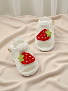1 par de sandalias de bebé hechas a mano a ganchillo, blancas con decoración de fresa, botitas suaves tejidas con botón - Blanco - Ver 4