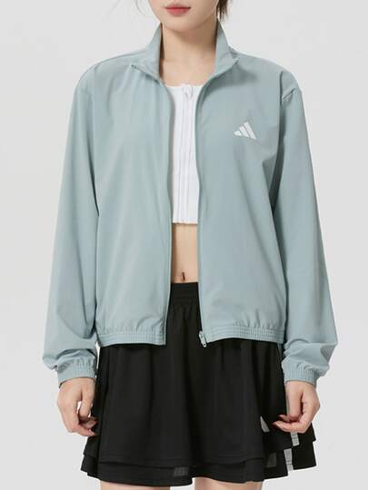  Áo khoác chạy bộ dài tay có mũ, khóa kéo, dáng rộng, ba sọc đặc trưng của adidas dành cho nữ.