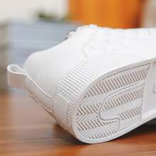 Tenis de hombre en oferta Tenis para hombre Zapatos para hombre casuales con plataforma y suela gruesa de moda estilo coreano calzado deportivo material sintético transpirable cómodos ligeros con cordones ajustables diseño de cuadros lateral estilo urbano elegante versátil para caminar diario antideslizantes resistentes al desgaste sneakers modernos de - Blanco - Ver 7