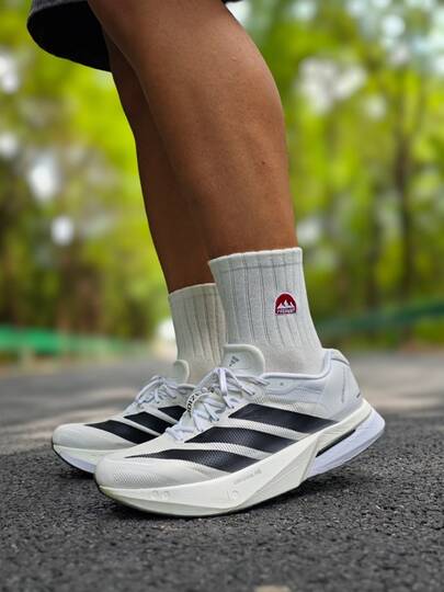  Giày chạy bộ cổ thấp adidas Adizero Boston 13 thoải mái và thời trang dành cho nam, màu trắng và đen.