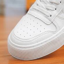 Tenis de hombre en oferta Tenis para hombre Zapatos para hombre casuales con plataforma y suela gruesa de moda estilo coreano calzado deportivo material sintético transpirable cómodos ligeros con cordones ajustables diseño de cuadros lateral estilo urbano elegante versátil para caminar diario antideslizantes resistentes al desgaste sneakers modernos de - Blanco - Ver 5