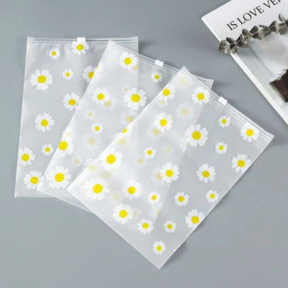 100 piezas Bolsas de embalaje con cremallera transparente para ropa, bolsas de embalaje decorativas con sellado automático, bolsas de embalaje con patrón de crisantemo, bolsas de embalaje para regalos de fiesta, bolsas de embalaje para ropa, bolsas de plástico impermeables, bolsas de embalaje con cremallera reutilizables y de sellado automático, bolsas de almacenamiento diario y de viaje, así como bolsas de embalaje para clasificación de ropa, adecuadas para bolsas de embalaje de compras de mujeres, escuela, dormitorio, oficina, transporte y envío, bolsas de embalaje para regalos de cumpleaños y fiestas.
