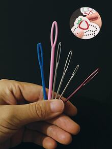 Bộ 26 món gồm kim may, kim khâu nỉ, kim thêu, kim vá và kim móc, dụng cụ đan móc thủ công DIY kèm thước đo độ dày kim. - Bộ kim khâu tay - Xem 8