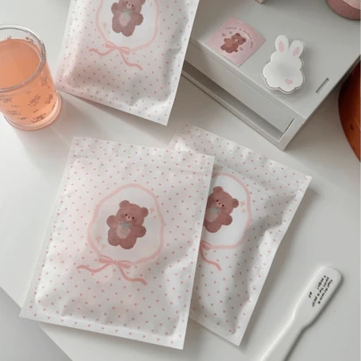 50个派对礼品包装袋，珠宝配饰包装袋，心形小熊图案包装袋，加厚自封包装袋，礼品装饰包装袋，礼品自封收纳袋，可重复使用，适用于节日生日、婚礼、派对礼品包装、日常收纳等场合，以及塑料自封袋。