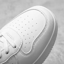 Tenis para hombre y tenis de hombre en oferta zapatos cómodos informales con suela gruesa de plataforma calzado deportivo transpirable fabricado en PU sintético y suela EVA ligera diseño liso con cordones estilo casual de moda urbana zapatillas versátiles para caminar uso diario y deporte ligero y cómodo - Blanco - Ver 4