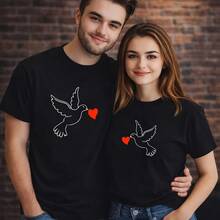 Camiseta con estampado de palomas y corazones a juego para parejas, camisetas blancas, conjuntos para parejas, regalos para el Día de San Valentín, uso diario, regalos de cumpleaños, regalos de Halloween, o como camiseta conmemorativa para amigos o seres queridos. También adecuada como suéter. Entrega rápida. - Hombre Oscuro - Ver 6