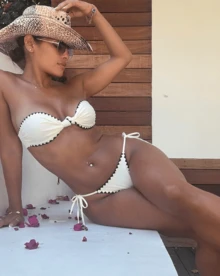 Bikini de 2 piezas con volantes y lazo en el top - Elegante traje de baño beige para la playa, que irradia un ambiente de vacaciones - Beis - Ver 6