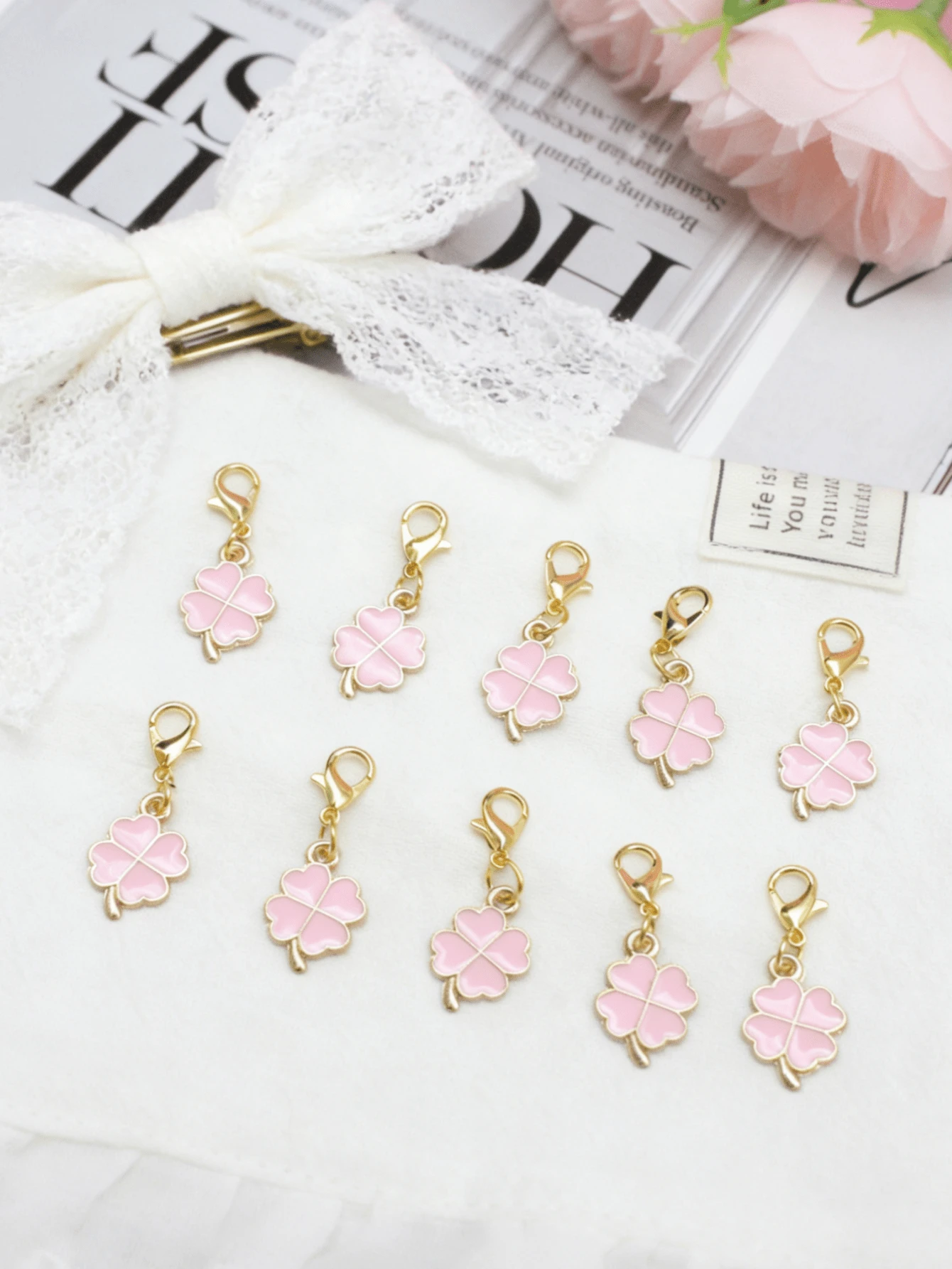 10个四叶草幸运钥匙扣，圣帕特里克节、毕业典礼、婚礼、庆祝活动和包装装饰的完美礼物，学习用品 - 淺粉色 - 查看 1