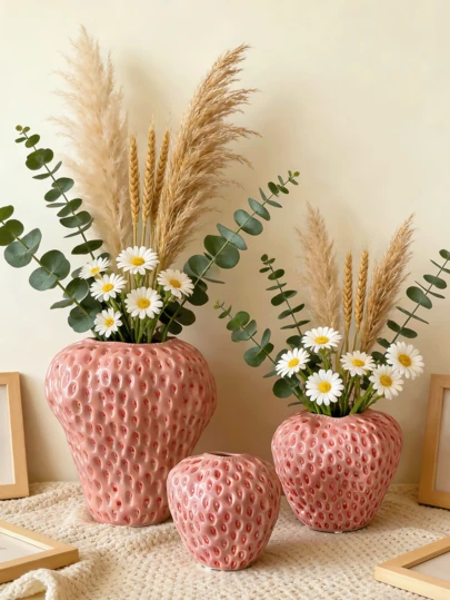 树脂草莓纹理花瓶，家居装饰佳品 - 可爱的粉色水果造型花盆，表面光滑，非常适合插放干花、蒲苇、雏菊花束、桉树枝等，现代波西米亚风格，适用于客厅、卧室、浴室置物架、玄关桌、书桌等，美观实用，也是送给植物爱好者的理想礼物。