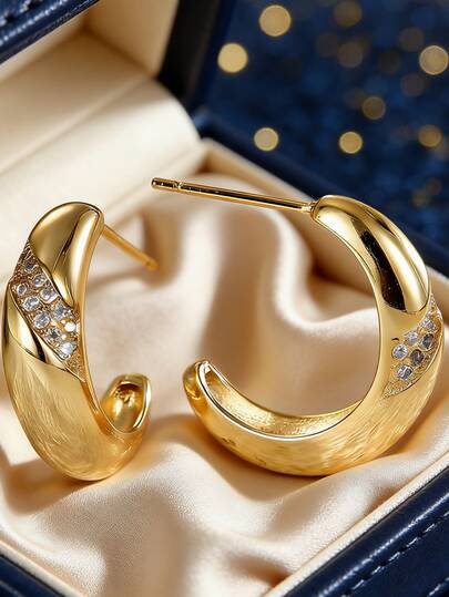 Khuyên tai nữ mạ vàng hình chữ C, đính đá Zirconia toàn bộ, kiểu dáng tối giản thanh lịch, phù hợp cho cả đi làm và đi chơi hàng ngày, món quà lý tưởng cho những người yêu thích thời trang.