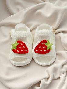 1 par de sandalias de bebé hechas a mano a ganchillo, blancas con decoración de fresa, botitas suaves tejidas con botón - Blanco - Ver 3