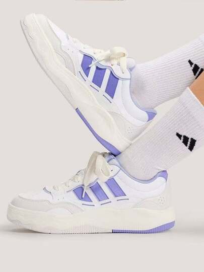  Giày thể thao cổ thấp adidas LITE SHUFFLE thoải mái và đa năng dành cho nữ, màu trắng và tím.