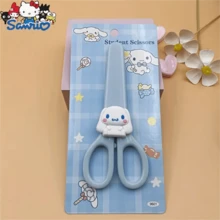 SANRIO 1 把肉桂卷造型不锈钢剪刀 - 可爱多功能手工布料剪刀，由 Coolomi 和 Yuguigou 设计，适用于办公室缝纫、易用美术用品、生日礼物、情人节礼物、婚礼礼物、旅行配件 - 卡通 - 查看 12