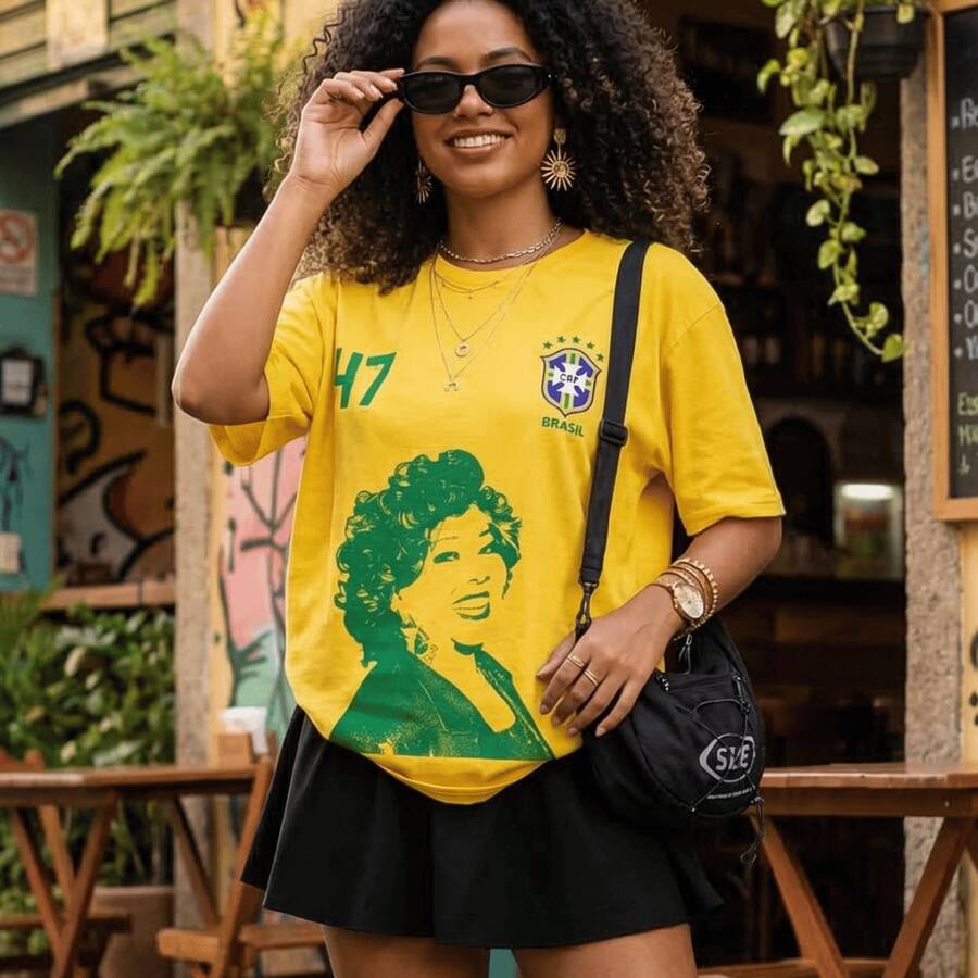 Brasilcore MPB Doce Dengosa Polida País Do Futebol T-Shirt In 100% Cotton With Premium Print - Màu vàng - Xem 1