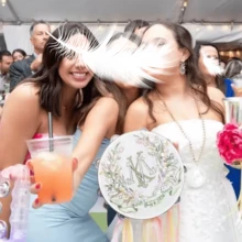 1个婚礼铃鼓 - 手持式打击乐器，配有金属铃铛，是婚礼、求婚和派对庆典的理想之选 - 可定制您自己的信息，也是夏季生日礼物、海滩返校用品和房间装饰的理想选择 - 彩色 - 查看 7