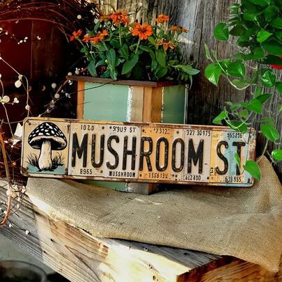 迷人的“蘑菇街”金属招牌 - 16英寸 x 4英寸铁艺墙饰，复古风格，防水易挂 - 适用于家居、酒吧、咖啡馆或花园 - 非常适合万圣节、感恩节、情人节、父亲节、毕业典礼等节日，金属墙面艺术装饰
