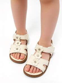 Sandalias planas de moda para niñas, decoradas con 3 flores pequeñas, sencillas y versátiles, de moda y cómodas, adecuadas para uso diario, compras, viajes y vacaciones - Beis - Ver 6