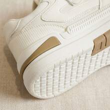 Tenis de mujer con plataforma y suela gruesa, zapatos comodos de mujer de material PU premium, calzado casual de moda estilo urbano y deportivo para uso diario. Estos zapatos para mujer cuentan con diseño de cordones, son transpirables, suaves y antideslizantes. Tenis tipo skate que aumentan la altura. - Blanco - Ver 7