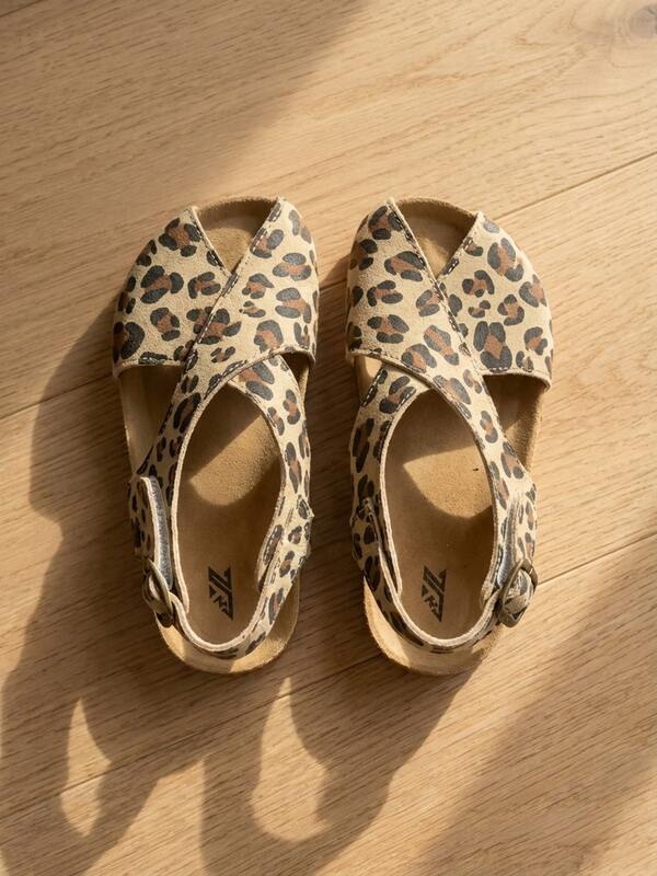 New Product Sells Well. 3-12 Years Old Softwood Sole Leopard Print Cross-Strap Children's Sandals. Light Khaki Canvas + Classic Leopard Print Pattern. Cross Strap With Metal Buckle. Half-Covered Head Rear Tie With . American Retro Casual Style. Daily Versatile. Spring/Summer Outerwear Sandals!