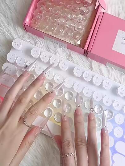 26/32 أغطية مفاتيح كريستالية شفافة نصف كروية، ضرورية للطباعة بأصابع طويلة، مصممة للطباعة السهلة مع المحافظة على مظهر ناعم كالأظافر. مناسبة لوحات المفاتيح QWERTY، متوافقة مع أجهزة الكمبيوتر/الكمبيوتر المحمول. مساعد طباعة DIY لطيف لعشاق الكمبيوتر والقطط، ألعاب لوحة المفاتيح، لوحات مفاتيح ممتعة، وأغطية حماية لوحة المفاتيح والأجهزة اللوحية.