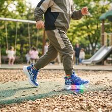 Tenis con luces LED intermitentes para niños pequeños, diseño de dinosaurio con estampado de camuflaje y cierre fácil de poner, suela antideslizante cómoda para uso diario y todas las ocasiones infantiles - Azul - Ver 3