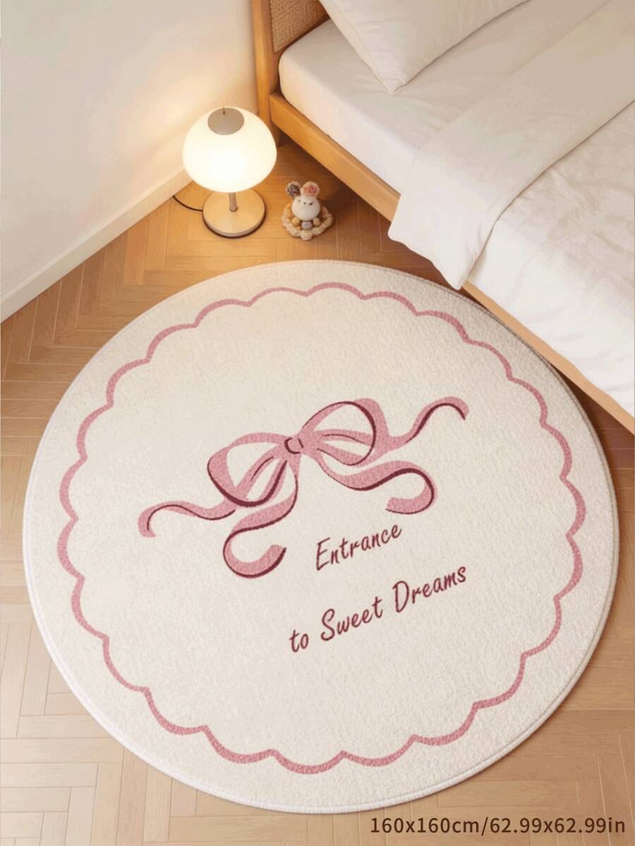 1 pieza Alfombra redonda con lazo de color crema, Alfombra redonda elegante de estilo francés crema, Alfombra decorativa, Alfombra de piso, Alfombra de cuna, Adecuada para sala de estar, dormitorio, estudio, decoración cálida del hogar, Diseño suave y antiensuciamiento, Con lazo azul claro como elemento principal, Combinado con bordes ondulados y un suave eslogan en inglés, Adecuado para dormitorios de color crema, área de mesita de noche femenina y otras escenas