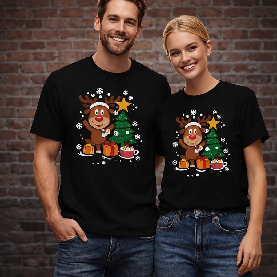 Camiseta con diseño de Reno Navideño y Árbol de Navidad, camisetas para parejas, para uso diario, regalos de cumpleaños, regalos de Halloween, o como camiseta conmemorativa para amigos o seres queridos. También adecuada como suéter. Entrega rápida. - Hombre Oscuro - Ver 1