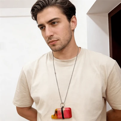 1个防丢线绕式电子烟支架，金属银色钥匙扣挂绳，配4个不同尺寸的硅胶圈，适用于大多数设备