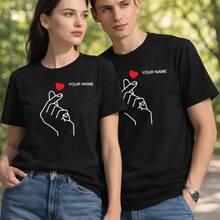 Camiseta con estampado personalizable de corazón con dedos y nombre para parejas, ideal para uso diario, regalos de cumpleaños, regalos de Halloween o como camiseta conmemorativa para amigos o seres queridos. También adecuada como suéter. Entrega rápida. - Hombre Oscuro - Ver 6