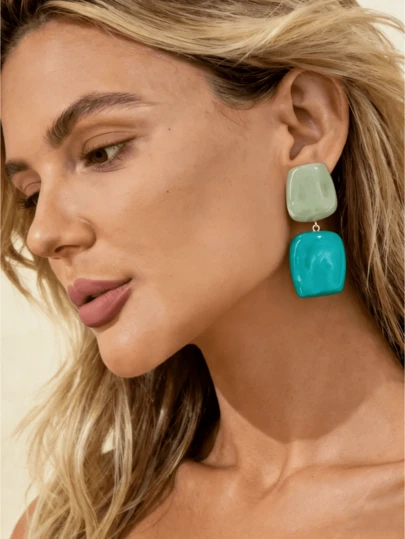 1对树脂几何撞色水滴耳环，适合女性春夏日常、度假及多种场合佩戴