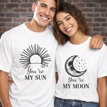 Camiseta con diseño de sol y luna, camisetas a juego para parejas, camisetas gráficas con la frase "Eres mi sol, mi luna" para uso diario, regalos de cumpleaños, regalos de Halloween o como camiseta conmemorativa para amigos o seres queridos. También adecuada como suéter. Entrega rápida. - Hombre Blanco - Ver 6