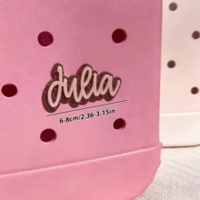 个性化姓名标签、铭牌、沙滩包闪光吊坠、配饰、定制夏季配饰、Bogg包定制草书姓名标签、沙滩包配饰、新娘礼物。 - R-洞洞包標籤 - 查看 8