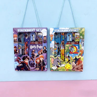 华纳兄弟六件套文具套装，包含2支铅笔、1个卷笔刀、1块橡皮、1个笔记本、1把尺子，适合作为派对礼物、生日礼物、返校礼物或粉丝礼物。