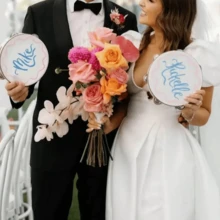 1个婚礼铃鼓 - 手持式打击乐器，配有金属铃铛，是婚礼、求婚和派对庆典的理想之选 - 可定制您自己的信息，也是夏季生日礼物、海滩返校用品和房间装饰的理想选择 - 彩色 - 查看 6