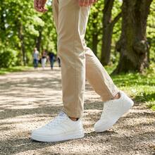 Tenis de hombre y zapatos para hombre de cuero sintético PU con suela de goma EVA transpirables, calzado casual cómodo y ligero de  urbana, zapatillas deportivas con cordones de estilo versátil y elegante, calzado resistente al desgaste y antideslizante con suela suave para caminar, sneakers de moda con diseño ergonómico y transpirabilidad superior. - Blanco - Ver 8